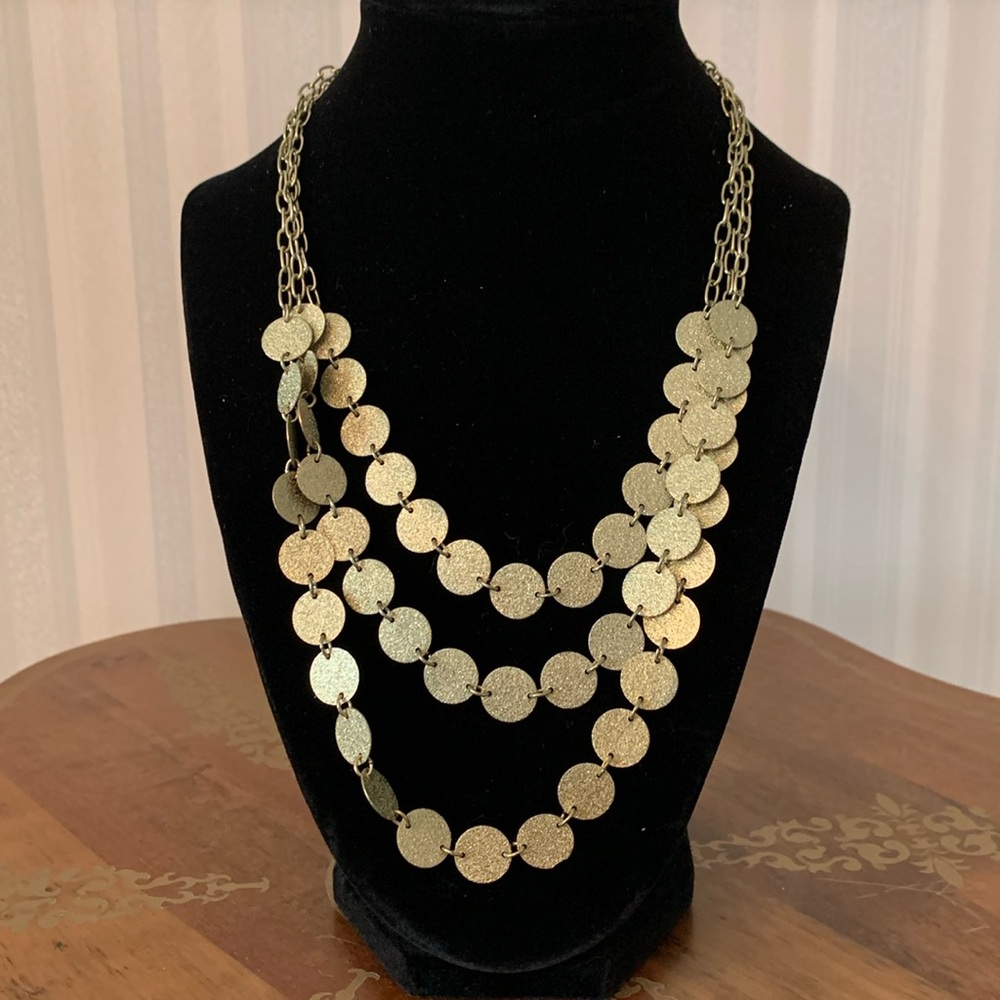 Gold tone disc necklace. Elegant and very light. Costume jewelry piece.